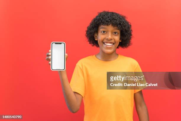 boy showing demonstrating mobile blank phone screen - fondo rojo stock pictures, royalty-free photos & images