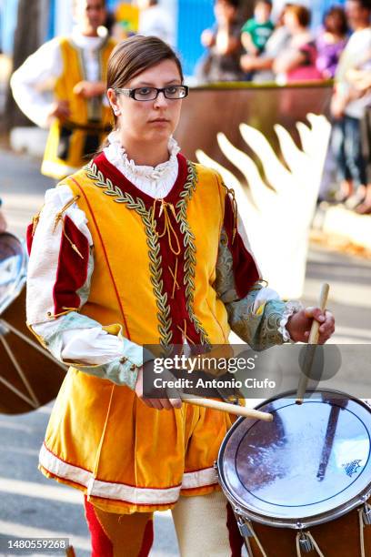 woman playing drum takes part in the religious festival "sagra delle regne" in minturno, lazio, italy. - traditional italian dress stock pictures, royalty-free photos & images