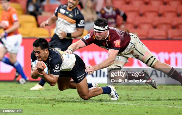 Tamati Tua of the Brumbies scores a try during the round seven Super Rugby Pacific match between Queensland Reds and ACT Brumbies at Suncorp Stadium,...