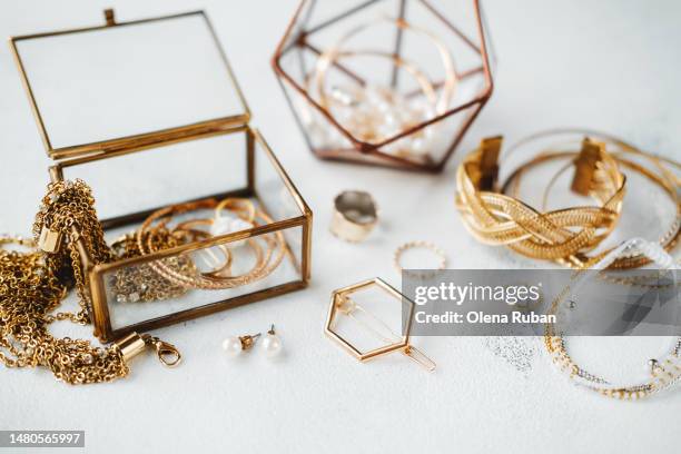 various pearl and gold jewelry. - juwelendoos stockfoto's en -beelden