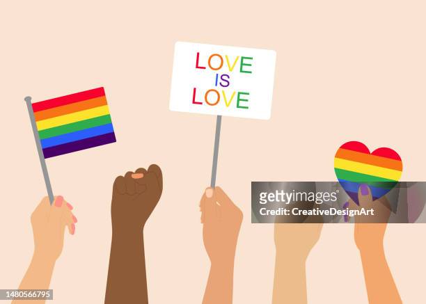 ilustraciones, imágenes clip art, dibujos animados e iconos de stock de manos sosteniendo la bandera del arco iris lgbt y pancartas durante la celebración del mes del orgullo. concepto de derechos humanos e igualdad de género - evento orgullo lgtbiq