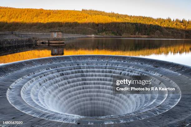 ladybower reservoir plughole in full flow, derbyshire, england - peak district national park spring stock pictures, royalty-free photos & images