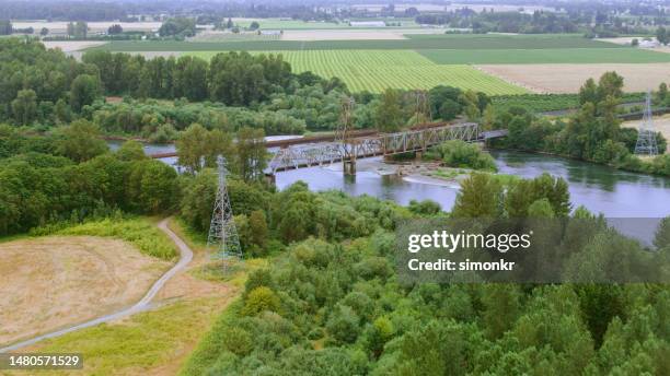 railway bridge across willamette river - willamette river stock pictures, royalty-free photos & images