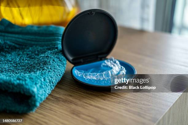 gouttières invisibles pour la correction dentaire dans une boîte. - dentition humaine photos et images de collection