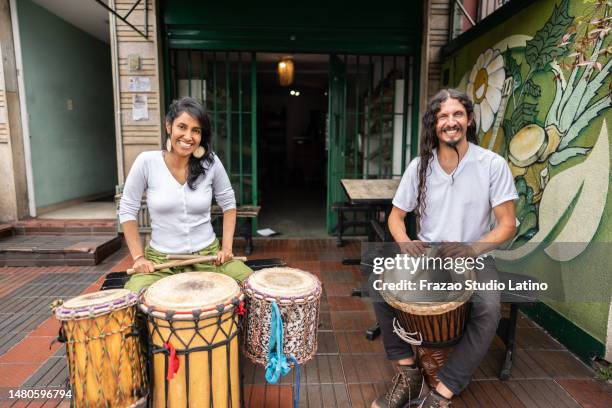 ritratto di amici che suonano il tamburo djembe all'aperto - djembe foto e immagini stock
