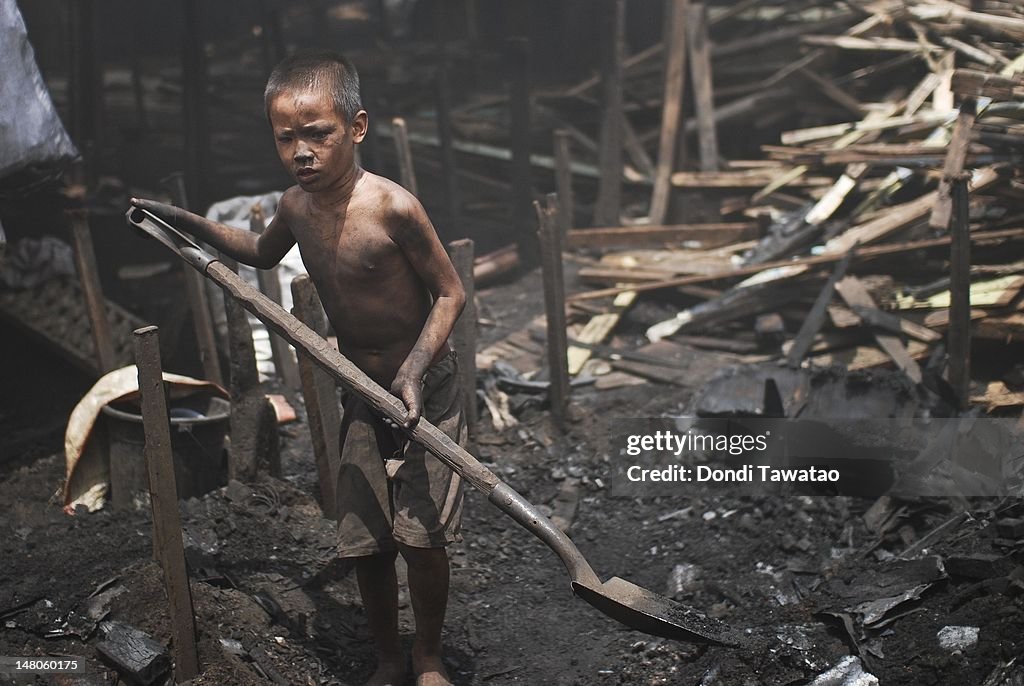 Pinoy Laborer Filipino child laborers work in the charcoal dump of Port area... News ...