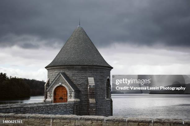 barkhamsted reservoir, saville dam 2 - vanessa lassin stockfoto's en -beelden