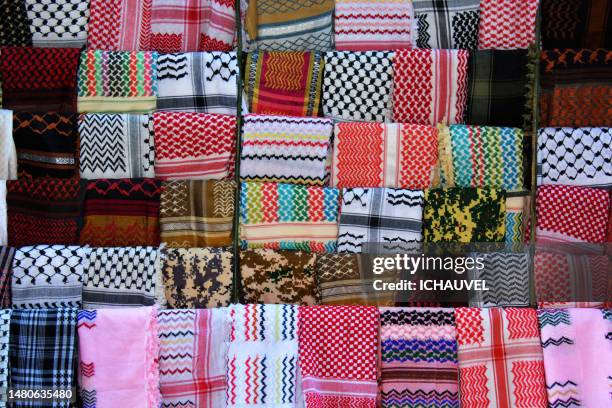 traditional arabic scarves jordan - vendedor del mercado fotografías e imágenes de stock