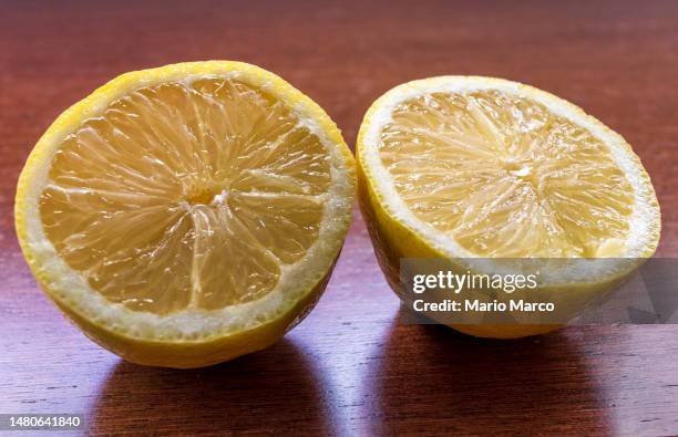 lemon cut in half - cut in half ストックフォトと画像