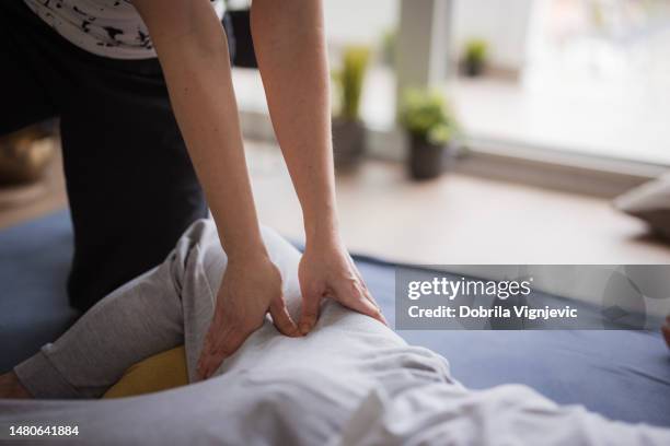 close up pf female hands touching human legs during a massage - virilha humana imagens e fotografias de stock