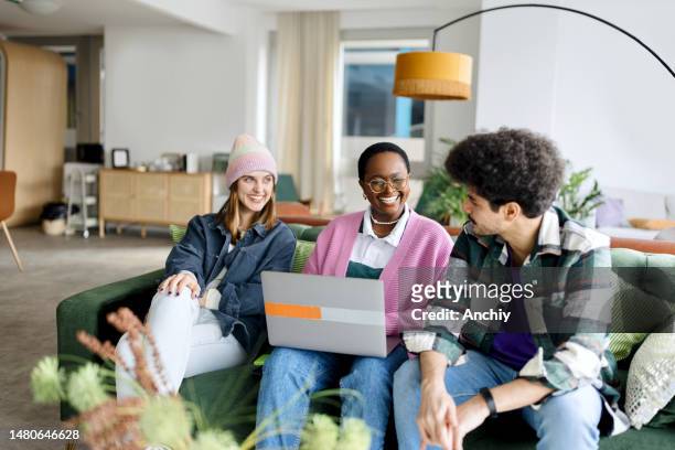 un grupo de jóvenes multirraciales discutiendo en el trabajo - generacion z fotografías e imágenes de stock