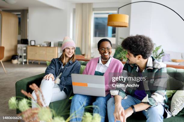 un grupo de jóvenes multirraciales discutiendo en el trabajo - generacion z fotografías e imágenes de stock