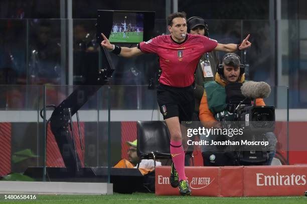 The Referee Matteo Marcenaro reverses his decision to award the hosts a penalty for handball against Tyronne Ebuehi of Empoli FC after checking with...
