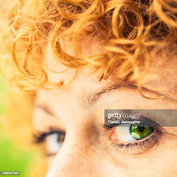 woman green eye and curly red hair - groene ogen stockfoto's en -beelden