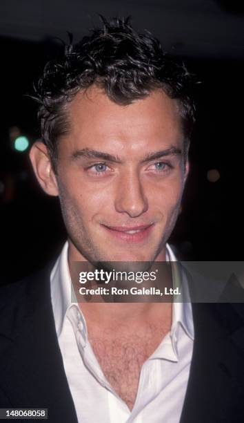 Jude Law attends the premiere of "The Talented Mr. Ripley" on December 12, 1999 at Mann Village Theater in Westwood, California.