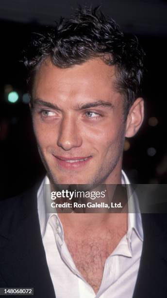Jude Law attends the premiere of "The Talented Mr. Ripley" on December 12, 1999 at Mann Village Theater in Westwood, California.