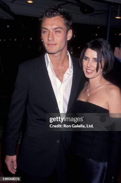 Jude Law and wife Sadie Frost attend the premiere of "The Talented Mr. Ripley" on December 12, 1999 at Mann Village Theater in Westwood, California.