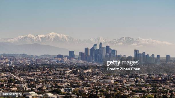 los angeles skyline with snow mountains - los angeles mountains stockfoto's en -beelden