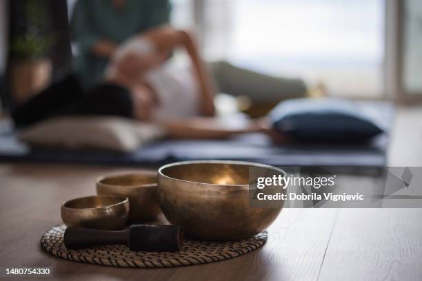 tibetan singing bowls on the floor - rin gong stock pictures, royalty-free photos & images