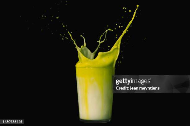 close up of a splash of pistachio milkshake - smoothie close up textfreiraum stock-fotos und bilder