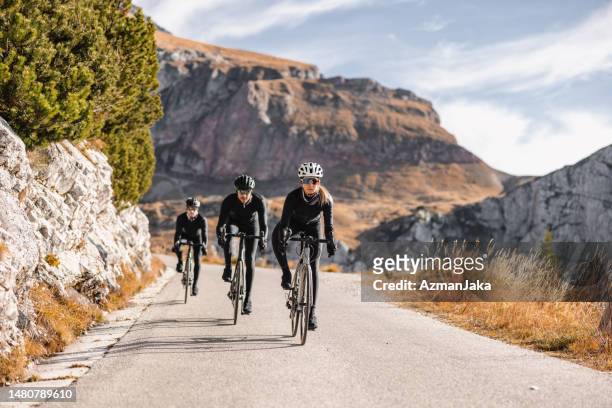 professional cyclists riding through nature - mountainbiken stockfoto's en -beelden