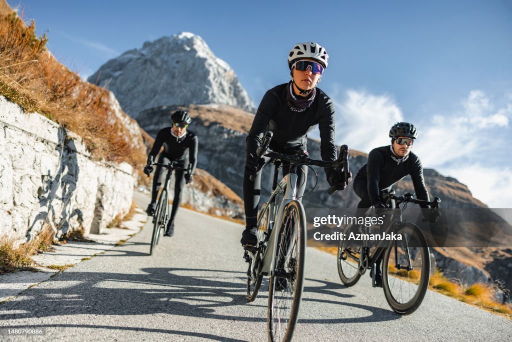 プロのサイクリストのトリオ(そのうちの1人は女性)が一緒に山を征服します