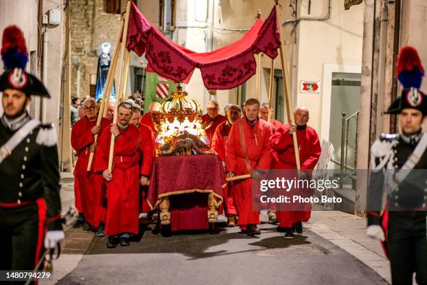 solenne processione del cristo morto durante le celebrazioni pasquali in un borgo medievale dell'umbria - sfilata foto e immagini stock