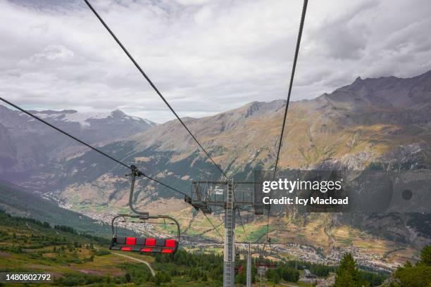 mountain lift system (cable car, gondola, drag lift, chairlift) - hill station stock pictures, royalty-free photos & images