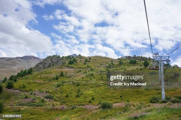 mountain lift system (cable car, gondola, drag lift, chairlift) - tellerlift stock-fotos und bilder