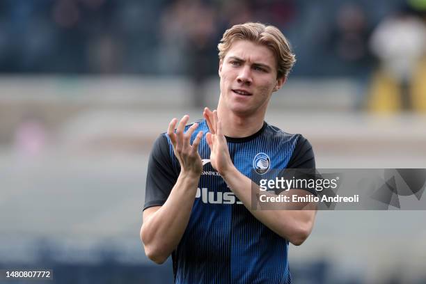 Rasmus Hojlund of Atalanta BC applauds the fans prior to the Serie A match between Atalanta BC and Bologna FC at Gewiss Stadium on April 08, 2023 in...