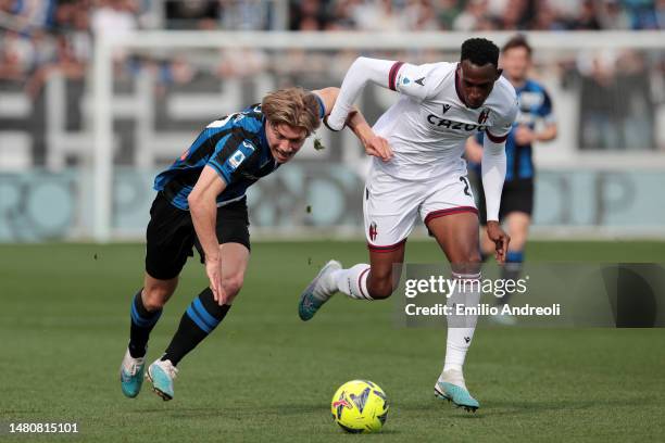 Rasmus Hojlund of Atalanta BC battles for possession with Jhon Lucumi of Bologna FC during the Serie A match between Atalanta BC and Bologna FC at...