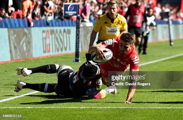 Juan Cruz Mallia of Toulouse dives over for their first try despite being held by Siya Kolisi during the Heineken Champions Cup match between...
