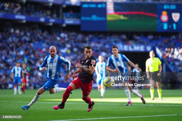 Alex Berenguer of Athletic Club is put under pressure by Aleix Vidal of RCD Espanyol during the LaLiga Santander match between RCD Espanyol and...