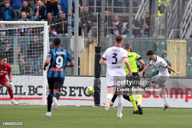 Riccardo Orsolini of Bologna FC scores the team's second goal during the Serie A match between Atalanta BC and Bologna FC at Gewiss Stadium on April...