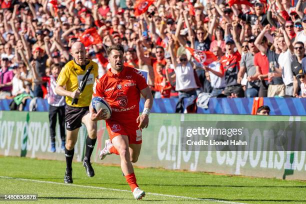 Arthur Retière of Toulouse scores during the Heineken Champions Cup match between Toulouse and Sharks at Stade Ernest Wallon on April 08, 2023 in...