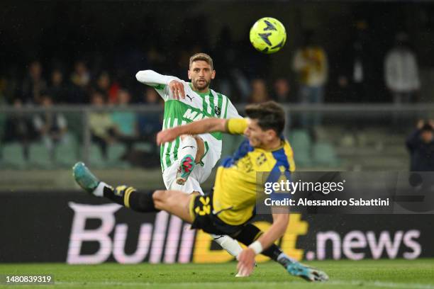 Domenico Berardi of US Sassuolo controls the ball whilst under pressure from Giangiacomo Magnani of Hellas Verona during the Serie A match between...