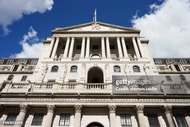 facade of traditional london financial building - bank of england stockfoto's en -beelden