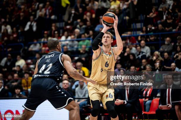 Kyle Hines of EA7 Emporio Armani Milan and Jan Vesely of FC Barcelona during the 2022/2023 Turkish Airlines EuroLeague match between EA7 Emporio...