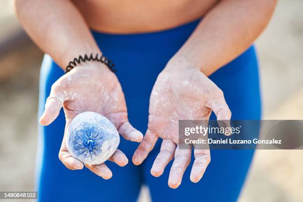 hands of a sportswoman with a magnesium bag - carbonate mineral imagens e fotografias de stock