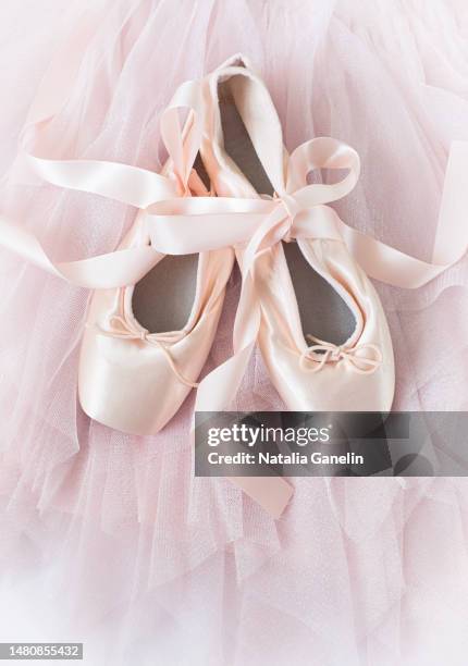 ballet dream - scarpette-per-danza-classica foto e immagini stock