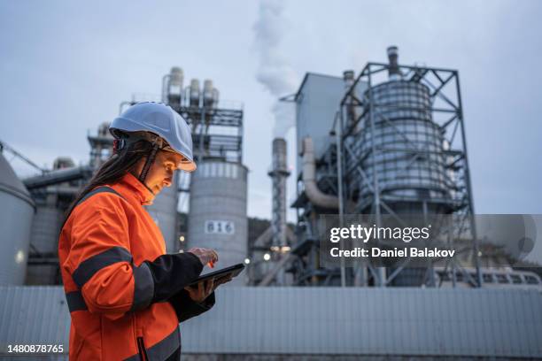 ingeniera trabajando en planta de energía, turno de noche. - refinería fotografías e imágenes de stock