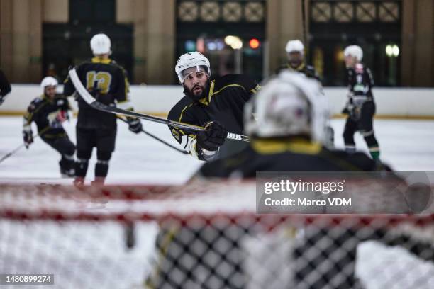 sport, hockey und männer, die als mannschaft auf einer eisbahn im stadion spielen, trainieren oder trainieren. fitness, teamwork und männliche athleten, die eine strategie, geschicklichkeit oder übung für ein spiel in der halle üben. - hockey arena stock-fotos und bilder