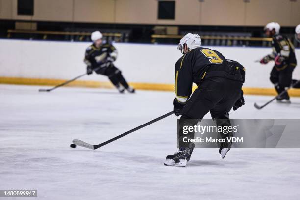 patinoire de hockey sur glace, match d’équipe et de compétition, match d’aréna et championnat de patinage hivernal, tournoi et événement d’entraînement de concours. athlètes masculins, stade de patinage intérieur et sports olympiques - hockey photos et images de collection