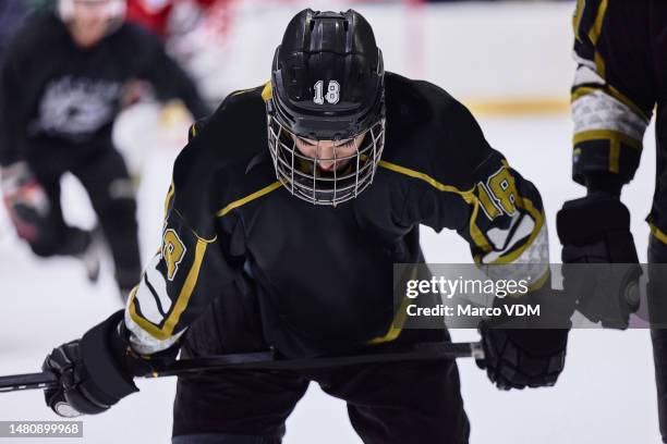 hockey, allenamento di gioco o di squadra, pista di pattinaggio e pratica sportiva insieme, bastone e uniforme, sfida e fitness in arena. giocatore di hockey su ghiaccio, uomo e partita di gruppo, sfida e atleta - giocatore di hockey foto e immagini stock