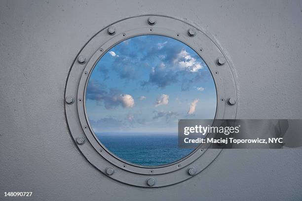 ocean through porthole - patrijspoort stockfoto's en -beelden