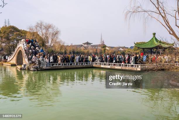 on january 26, 2023, the traditional chinese holiday is the spring festival. yangzhou slender west lake tourist area is bustling with tourists. tourists in the wuting bridge scenic area are queuing up to play. yangzhou city, jiangsu province, china. - yangzhou stock pictures, royalty-free photos & images