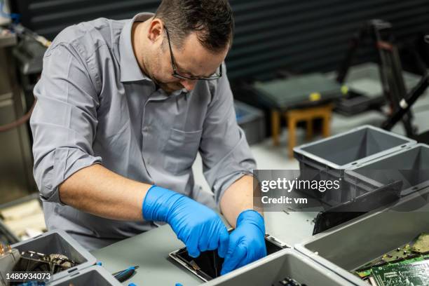mann repariert digitales tablet - zerlegen stock-fotos und bilder