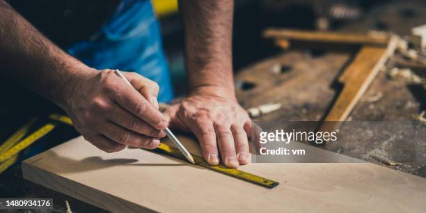 計量器で木材を測定する大工 - carpenter ストックフォトと画像