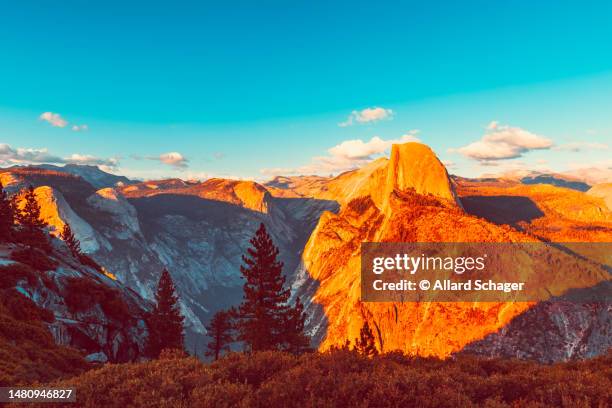 glacier point and half dome in yosemite national park usa at sunset - mariposa county photos et images de collection