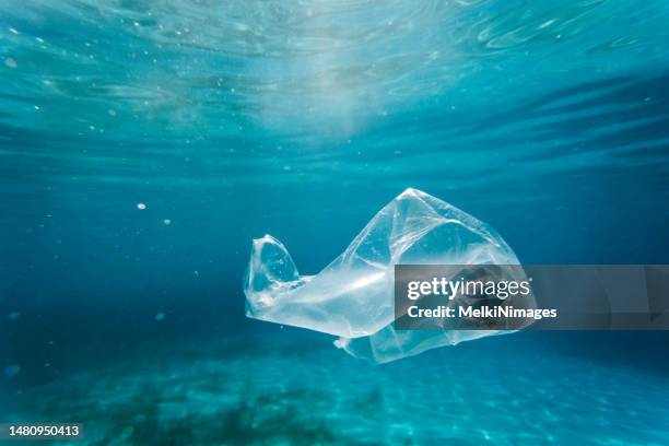 verschmutzung der ozeane, ergebnis menschlicher aktivitäten. - plastic bag stock-fotos und bilder